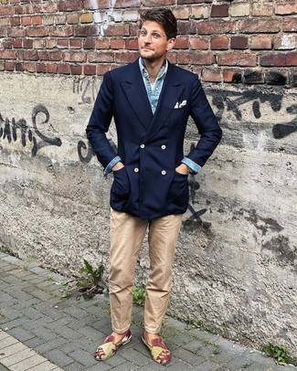 Comment porter une écharpe en soie multicolore au printemps à 30 ans