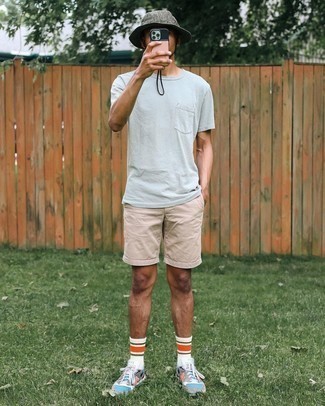 Comment porter des baskets multicolores pour un style relax quand il fait très chaud