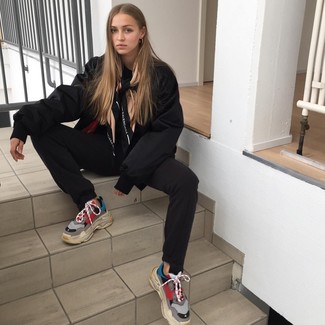 Comment porter des baskets multicolores