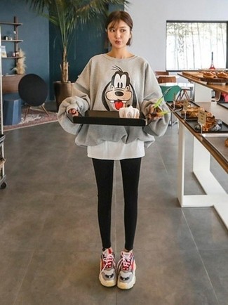 Comment porter des baskets multicolores