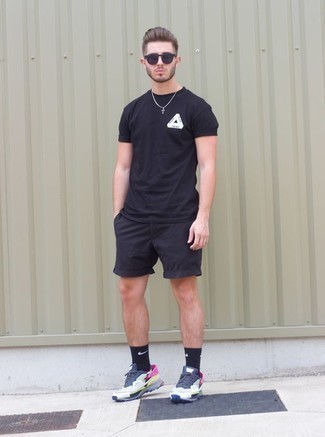 Comment porter des baskets multicolores quand il fait très chaud