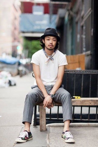Comment porter des baskets multicolores quand il fait très chaud