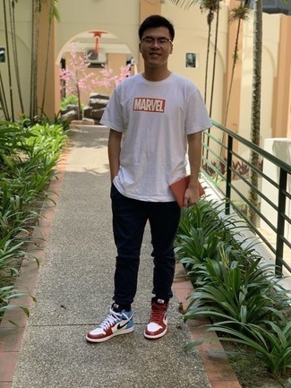Comment porter des baskets multicolores quand il fait très chaud à l'adolescence