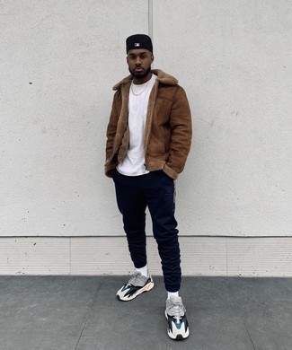 Comment porter des baskets multicolores quand il fait froid