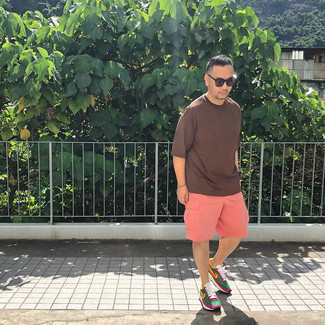 Comment porter des baskets multicolores quand il fait très chaud