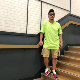 Comment porter des baskets multicolores quand il fait très chaud