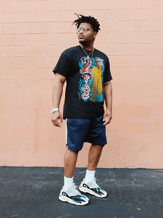 Comment porter des baskets multicolores quand il fait très chaud