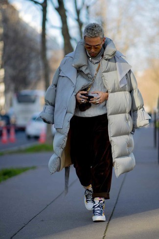 Comment porter des baskets multicolores quand il fait froid à 20 ans