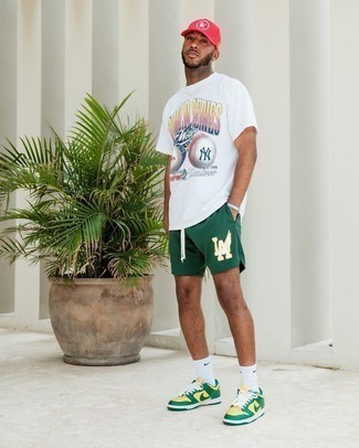 Comment porter des baskets multicolores pour un style relax quand il fait très chaud