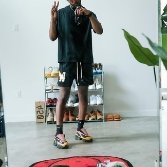 Comment porter des baskets multicolores quand il fait très chaud