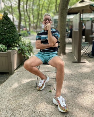Comment porter des baskets multicolores pour un style relax quand il fait très chaud