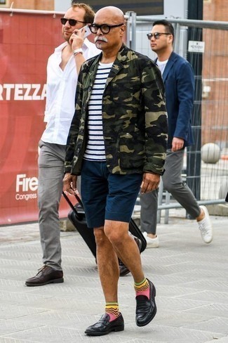 Comment porter des chaussettes multicolores pour un style chic decontractés quand il fait chaud