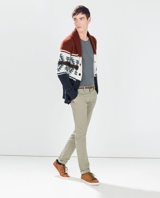 Comment porter un pull multicolore quand il fait chaud à 20 ans