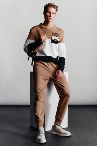Comment porter un pull multicolore au printemps