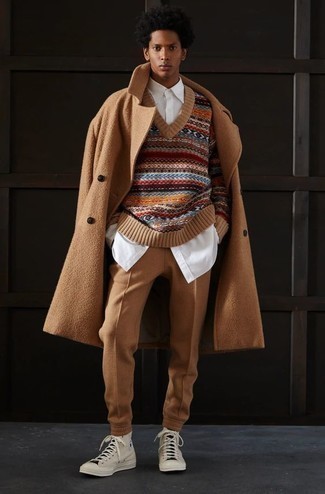 Comment porter un pull multicolore pour un style decontractés quand il fait froid