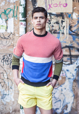 Comment porter un pull multicolore en été à 30 ans