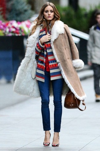 Comment porter un pull multicolore en hiver