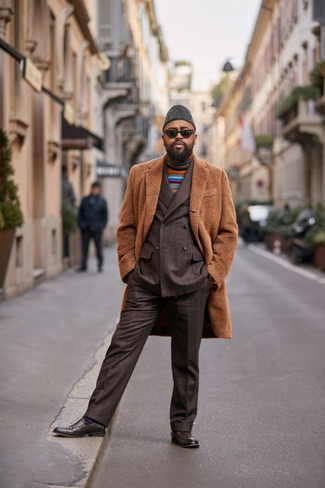 Comment porter un pull multicolore quand il fait frais à 30 ans