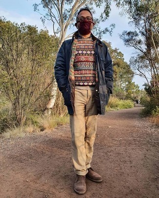 Comment porter un pull multicolore pour un style chic decontractés quand il fait frais après 50 ans