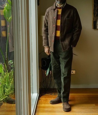 Comment porter un pull multicolore pour un style chic decontractés quand il fait frais après 50 ans