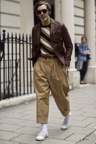 Comment porter un pull multicolore pour un style chic decontractés au printemps après 40 ans