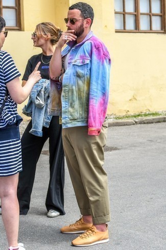 Comment porter une veste en jean imprimée tie-dye multicolore