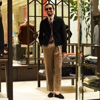 Comment porter une cravate multicolore au printemps