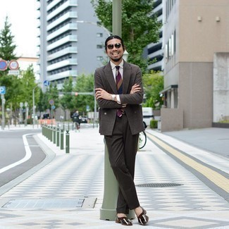 Comment porter une cravate multicolore au printemps