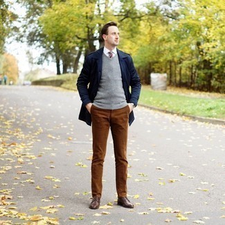 Comment porter une cravate multicolore pour un style chic decontractés à 30 ans