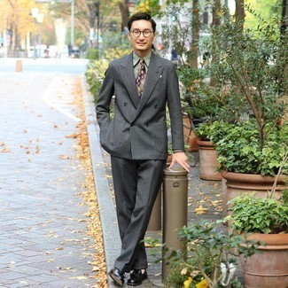 Comment porter une cravate multicolore au printemps