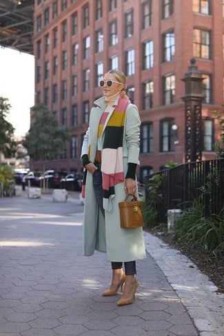 Comment porter un pull à col roulé multicolore quand il fait frais