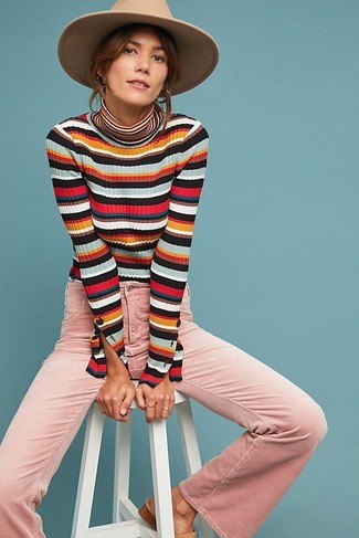 Comment porter un pull à col roulé multicolore au printemps