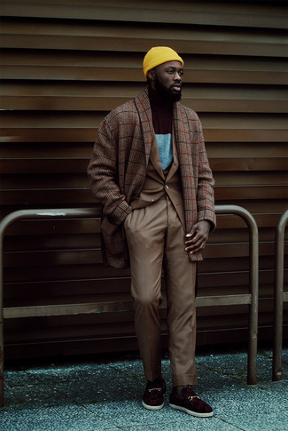 Comment porter un pull à col roulé multicolore quand il fait froid