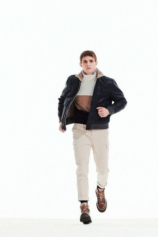 Comment porter un pull à col roulé multicolore quand il fait frais