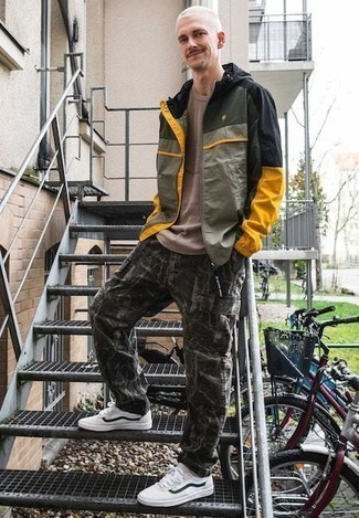Comment porter un coupe-vent multicolore