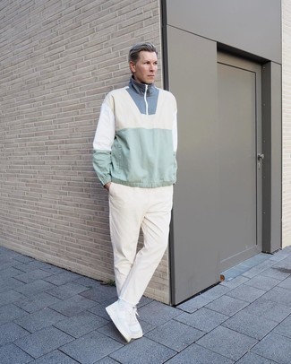 Comment porter un coupe-vent multicolore