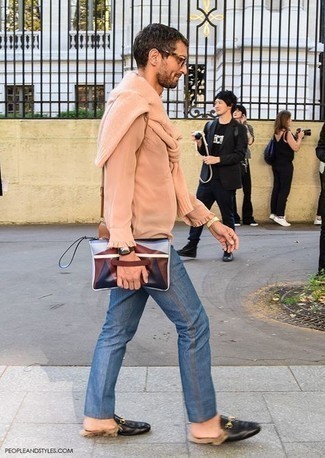 Comment porter une pochette multicolore au printemps