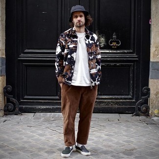 Comment porter un pull à fermeture éclair multicolore quand il fait chaud