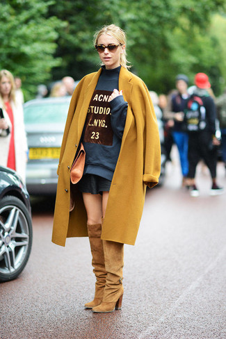 Comment porter un manteau moutarde pour un style chic decontractés