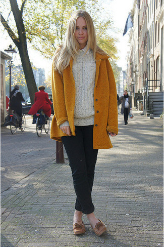 Comment porter un manteau moutarde