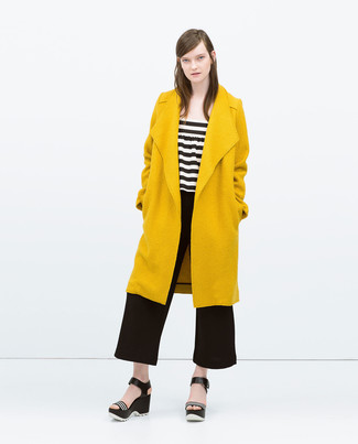 Comment porter un manteau moutarde pour un style chic decontractés