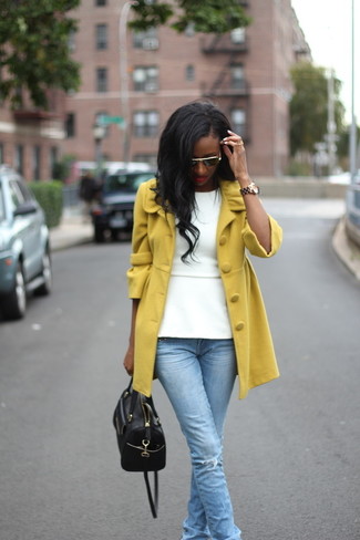Comment porter un manteau moutarde
