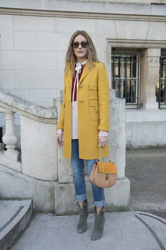 Comment porter un manteau moutarde