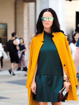 Comment porter un manteau moutarde pour un style elégantes