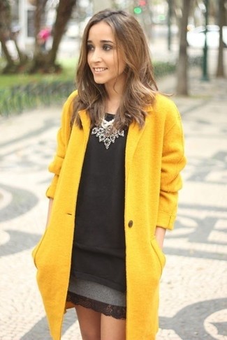 Comment porter un manteau moutarde pour un style chic decontractés