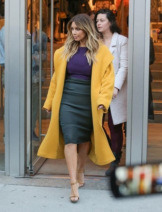 Comment porter un manteau moutarde