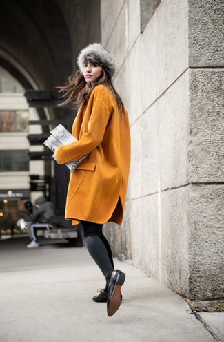 Comment porter un manteau moutarde