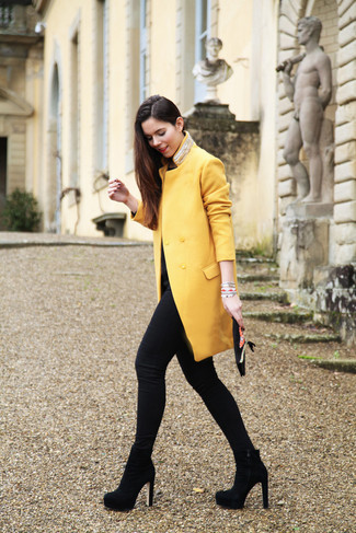 Comment porter un manteau moutarde pour un style elégantes