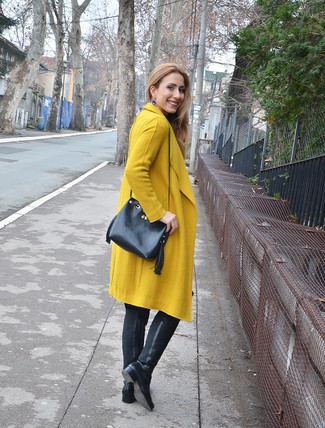 Comment porter un manteau moutarde pour un style elégantes