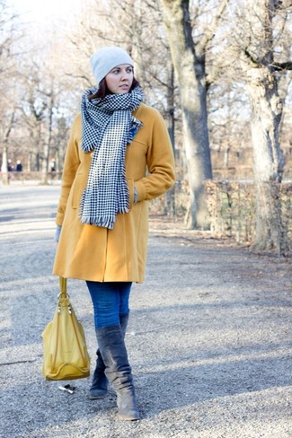 Comment porter un manteau moutarde